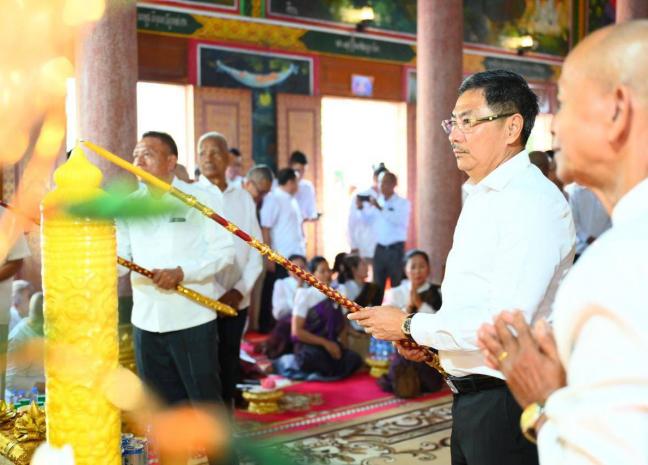 ឯកឧត្ដម ឧត្តមសេនីយ៍ឯក ជួន ណារិន្ទ នាំយកទានវស្សា ទេយ្យទាន និងបច្ច័យមួយចំនួន ប្រគេនដល់ព្រះសង្ឃគង់នៅវត្តសន្សំកុសល