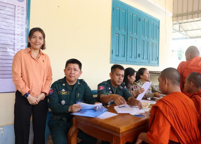 នគរបាលខេត្តបាត់ដំបង​ ចុះបំពេញបែបបទផ្ដល់អត្តសញ្ញាណប័ណ្ណសញ្ជាតិខ្មែរ ប្រគេនព្រះសង្ឃ នៅវត្តដំរីស និងប្រគេនអត្តសញ្ញាណប័ណ្ណចំនួន១០៤សន្លឹក ជូនដល់ព្រះសង្ឃគង់នៅវត្តកណ្តាល