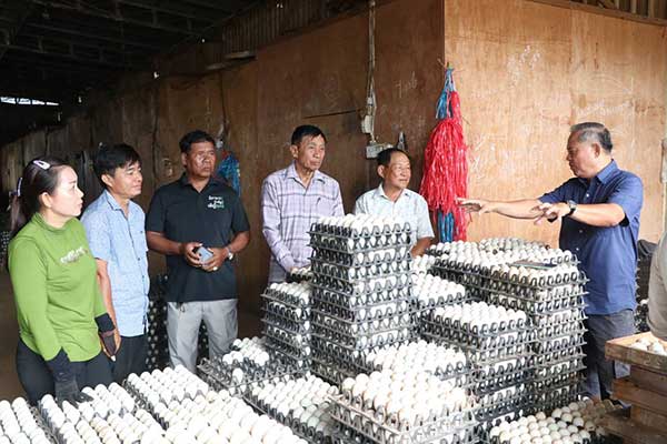 អភិបាលស្រុកតាំងគោកលើកទឹកចិត្តប្រជាកសិករនៅឃុំទ្រៀលឲ្យបន្តបង្កើនផលិតផលិតកម្មសត្វដើម្បីបំពេញតម្រូវការទីផ្សារ