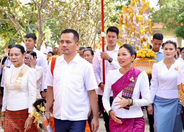 ឯកឧត្តមអភិសន្តិបណ្ឌិត ស សុខា និងលោកជំទាវ អញ្ជេីញដង្ហែអង្គកឋិនទានសាមគ្គី នៅវត្តពោធិរតនារាម ហៅវត្តត្នោត ក្នុងស្រុកពោធិ៍រៀង