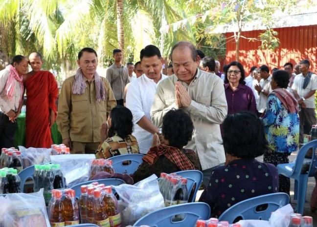 អភិបាលខេត្តកំពង់ឆ្នាំង អញ្ជេីញចូលរួមជួបសំណេះសំណាលជាមួយប្រជាពលរដ្ឋដែលរងផលប៉ះពាល់ដោយសារទឹកជំនន់ទន្លេ ក្នុងស្រុកជលគីរី និងស្រុករលាប្អៀរ