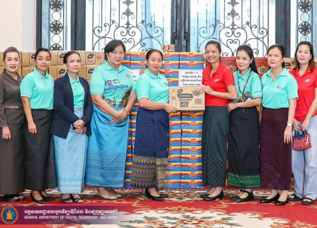 លោកជំទាវ ជូ ប៊ុនអេង អញ្ជើញជាអធិបតីក្នុងពិធីប្រគល់-ទទួល ភេសជ្ជៈ និងគ្រឿងឧបភោគបរិភោគ ពីវិស័យឯកជន