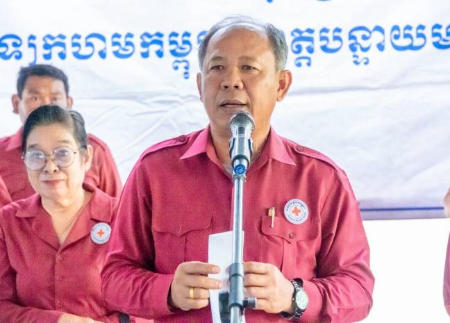 អភិបាលខេត្តបន្ទាយមានជ័យ នាំយកអំណោយមនុស្សធម៌ចែកជូនដល់ប្រជាពលរដ្ឋខ្វះខាត ២៩០គ្រួសារ ក្នុងក្រុងសិរីសោភ័ណ