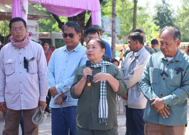 លោកជំទាវ ជូ ប៊ុនអេង នាំយកអំណោយប្រគល់ជូនដល់បងប្អូនជនភៀសសឹក ចំនួន៥០០គ្រួសារ នៅខេត្តបន្ទាយមានជ័យ