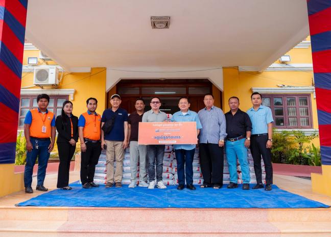 អភិបាលខេត្តបាត់ដំបង អញ្ជើញទទួលអំណោយជាអង្ករ ពីសប្បុរសជនសម្រាប់ឧបត្ថម្ភជូនកងកម្លាំងដែលកំពុងឈរជើងនៅតាមខ្សែបន្ទាត់ព្រំដែនកម្ពុជា-ថៃ