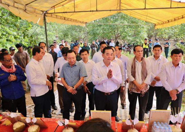 អភិបាលខេត្តកំពង់ចាម អញ្ជើញចូលរួម​រំលែក​ទុក្ខដល់គ្រួសារព រងគ្រោះដោយអំពើឃាតកម្មដ៏សាហាវយង់ឃ្នង​ សម្លាប់ជីវិតមនុស្ស ៩នាក់ នៅឃុំទួលសំបួរ ស្រុកស្ទឹងត្រង់