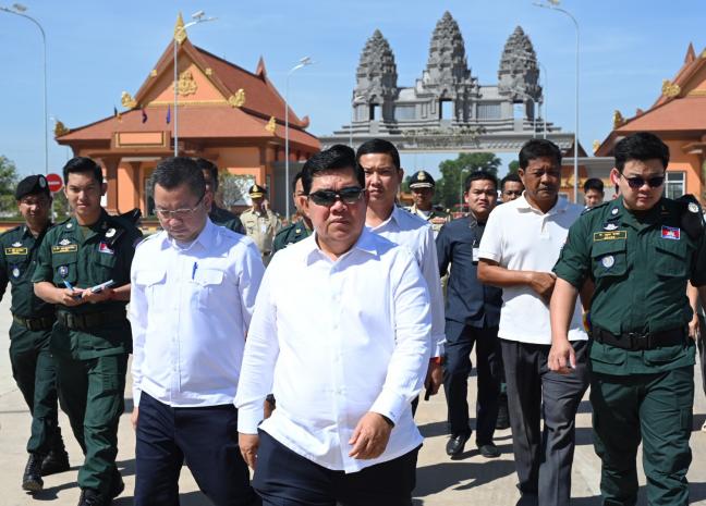 ឯកឧត្តម នាយឧត្តមសេនីយ៍ សេង យូអ៊ាន់ អញ្ជើញដឹកនាំក្រុមការងារជំនាញចុះត្រួតពិនិត្យសំណង់អគារ និងហេដ្ឋារចនាសម្ព័ន្ធនានា នៅច្រកទ្វារព្រំដែនអន្តរជាតិម៉ឺនជ័យ