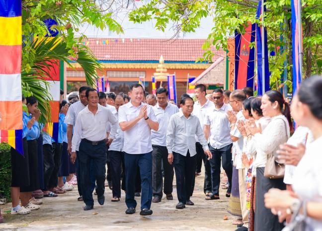 ឧត្តមសេនីយ៍ឯក រ័ត្ន ស្រ៊ាង នាំទេយ្យទានប្រគេនព្រះសង្ឃក្នុងឱកាសវេនកាន់បិណ្ឌ ចំនួន០២វត្ត ក្នុងសង្កាត់ព្រែកកំពឹស ខណ្ឌដង្កោ!