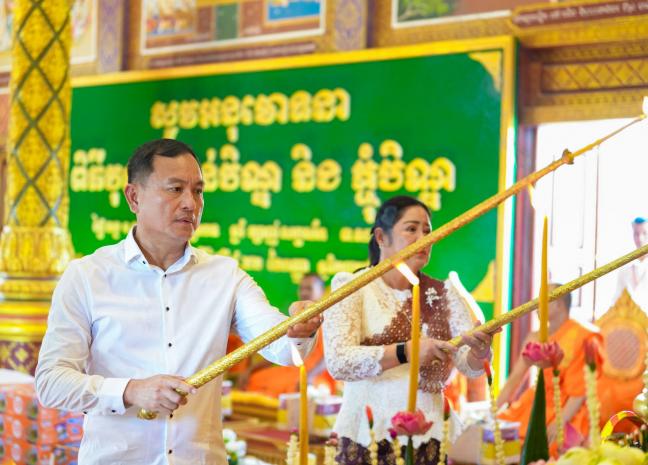 ឧត្តមសេនីយ៍ឯក រ័ត្ន ស្រ៊ាង ព្រមជាមួយ ក្រុមគ្រួសារសាច់ញាតិ អតីតលោកគ្រូអ្នកគ្រូ មិត្តរួមជំនាន់សាលាបាក់ទូក និងមន្ត្រីក្រោមឱវាទ អញ្ជើញចូលរួមកាន់បិណ្ឌទី៦ នៅវត្តព្រះបារមីវង្កតបុរី!