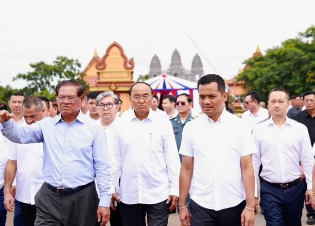 ឯកឧត្តមអភិសន្តិបណ្ឌិត ស សុខា អញ្ជើញចុះពិនិត្យច្រកទ្វារព្រំដែនអន្តរជាតិ ម៉ឺនជ័យ ស្ថិតក្នុងភូមិម៉ឺនជ័យ ឃុំក្របៅ ស្រុកកំចាយមារ ខេត្តព្រៃវែង