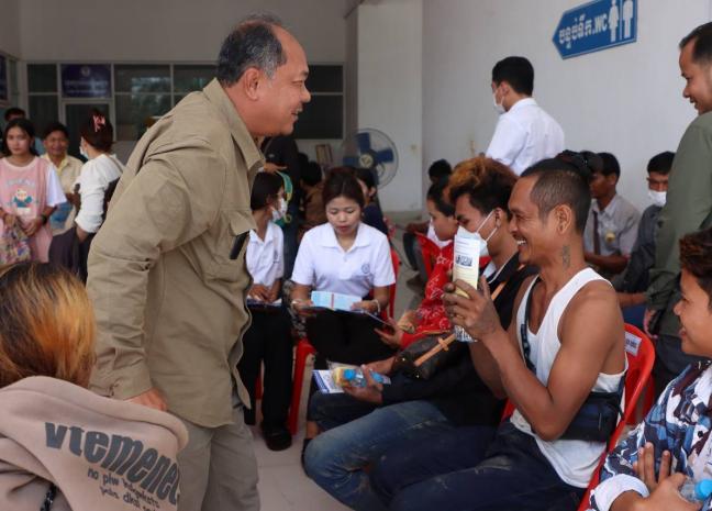 អាជ្ញាធរខេត្តបន្ទាយមានជ័យ ជួយ បញ្ចេញរថយន្តជាច្រេីនគ្រឿង ជូនបងប្អូនពលករវិលត្រឡប់ទៅកាន់ស្រុកកំណើត