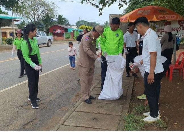 អាជ្ញាធរនិងមន្ទីរបរិស្ថានកងកម្លាំងយុវជនស្ម័គ្រចិត្តនិងសិស្សានុសិស្សចូលរួមសម្អាតអនាម័យតាមទីសាធារណក្នុងថ្ងៃទិវាសម្អាតពិភពលោកលើកទី៧