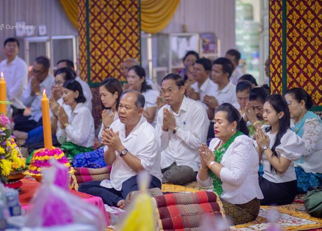 ឯកឧត្តម អ៊ុំ រាត្រី និងលោកជំទាវ នាំយកគ្រឿងបរិក្ខារ និងបច្ច័យប្រគេនដល់ ព្រះសង្ឃ២២វត្ត ទូទាំងក្រុងសិរីសោភ័ណ