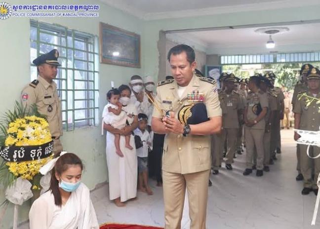 លោកឧត្តមសេនីយ៍ទោ ឈឿន សុចិត្ត ស្នងការនគរបាលខេត្តកណ្តាល បានដឹកនាំប្រតិភូស្នងការដ្ឋាននគរបាលខេត្តកណ្តាល អញ្ជើញចូលរួមគោរពវិញ្ញាណក្ខន្ធសពលោកអនុសេនីយ៍ឯក អ៊ុន ចាន់ថន នាយរងផ្នែ នៃការិយាល័យបង្ការពន្លត់អគ្គិភ័យ