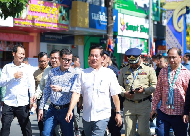 ឯកឧត្ដម​ ឃួង ស្រេង និងលោកជំទាវ​ ដឹកនាំមន្ត្រីជំនាញនិងអាជ្ញាធរចុះពិនិត្យទីតាំងប្រារព្ធពិធី​ និងដើរពិនិត្យផ្លូវថ្មើរជើងចតុមុខដែរនឹងបើកសម្ពោធឱ្យប្រើប្រាស់ជាផ្លូវការនាល្ងាចនេះ