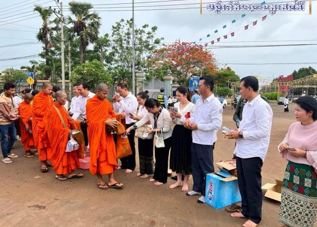 ព្រះសង្ឃប្រមាណជាង៥០អង្គ និមន្តបិណ្ឌបាត្រក្នុងពិធីបុណ្យវិសាខបូជា នៅក្រុងបានលុង