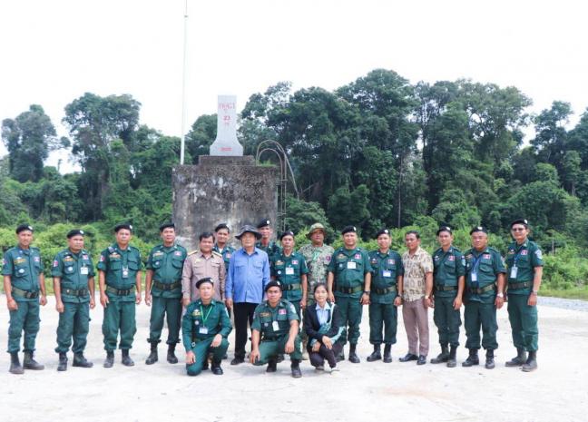 ឯកឧត្តម គិត ទ្រី អ្នកតំណាងរាស្រ្តមណ្ឌលរតនគិរី អញ្ជើញចុះជួបសំណេះសំណាលសួរសុខទុក្ខដល់កងកម្លាំងប្រដាប់អាវុធដែលឈរជើងការពារព្រំដែន និងពិនិត្យបង្គោលព្រំដែន ដែលបានបោះរួច តាមបណ្តោយខ្សែក្រវ៉ាត់ព្រំដែន រវាងព្រំប្រទល់កម្ពុជា-វៀតណាម ក្នុងភូមិសាស្រ្តស្រុកអណ្តូងមាសខេត្ត